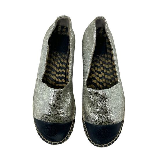 Tory Burch Silver Metallic Monogram Logo Leather Cap Toe Espadrilles Size 8.5 - Picture 2 of 14